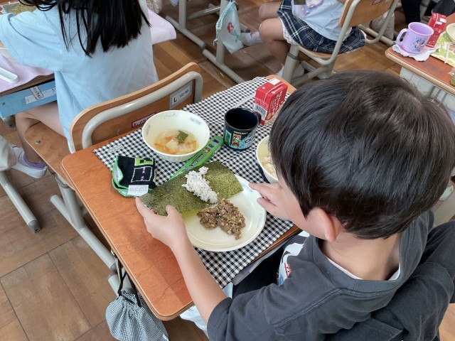 1年生も上手にお皿にのせて自分だけの手巻きずしを作っていました。