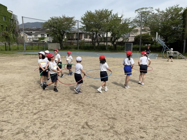 「私もやりたい！」と言ってどんどん長くなっていくフラフープ列車