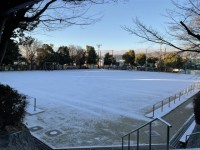雪化粧の運動場