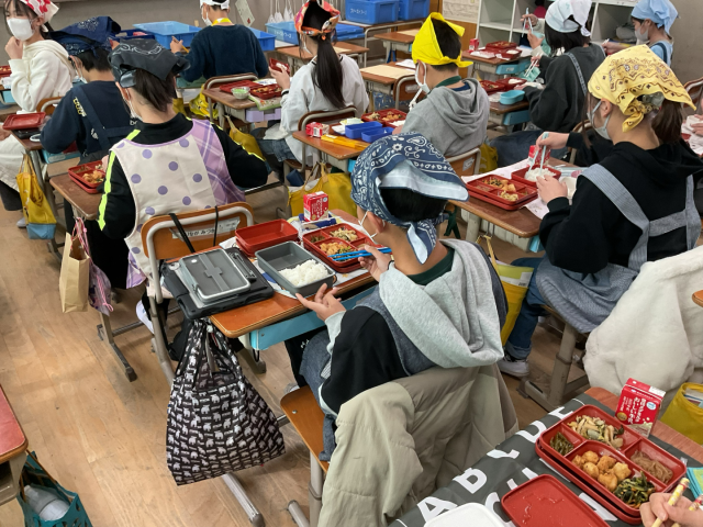 給食を弁当に詰め替えている様子です。