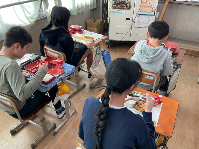 給食を弁当に詰め替えている様子です。