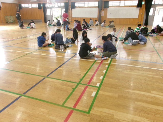 グループで自己紹介や持ち物確認