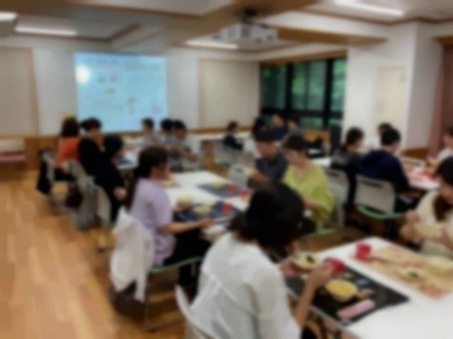 給食試食中の様子