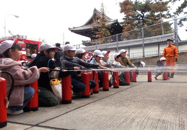 消火器体験の様子