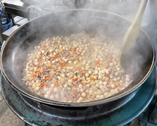 ５２０人分の食材をしっかり炒めます