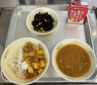 １年生の小さなお口に合わせてやさいも切ります