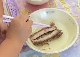すっとおはしで身をきりひらくことができます