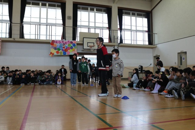 1年生と手をつないで入場しました。