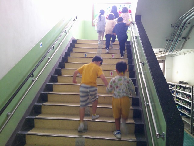 １年生の手を取って、ペースを合わせて