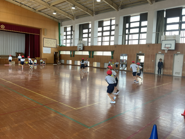 ボールはこびゲーム