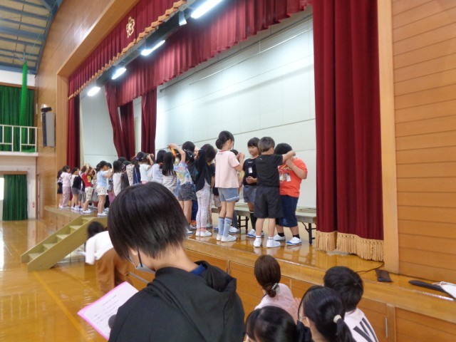 2年生からメダル贈呈