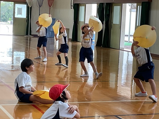 友だちの踊りをしっかり見ます。