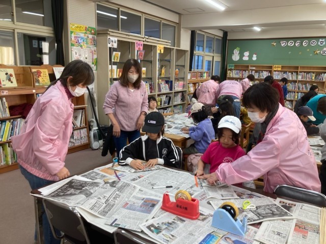 たこ作りを頑張っている様子