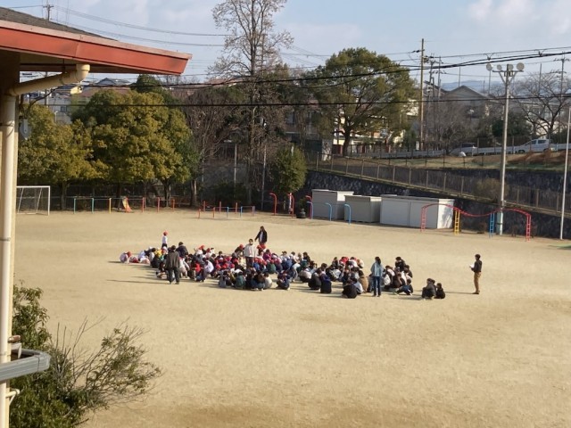 外で遊んでいた子たちは運動場の真ん中に避難