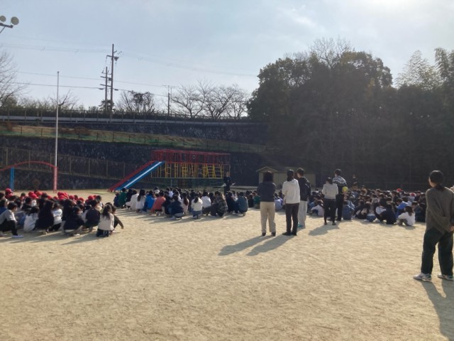 ２次避難で校庭に集合した様子