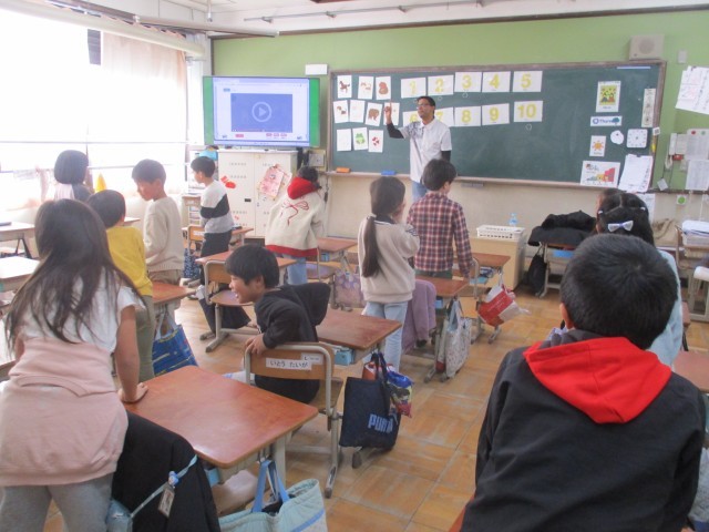 ラヒィル先生と10までの数を英語で歌いました。