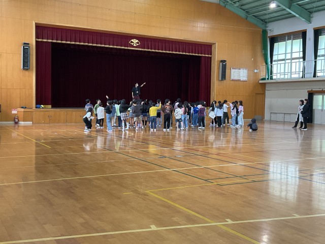 4年生は学年集会のスタンツで大盛り上がり