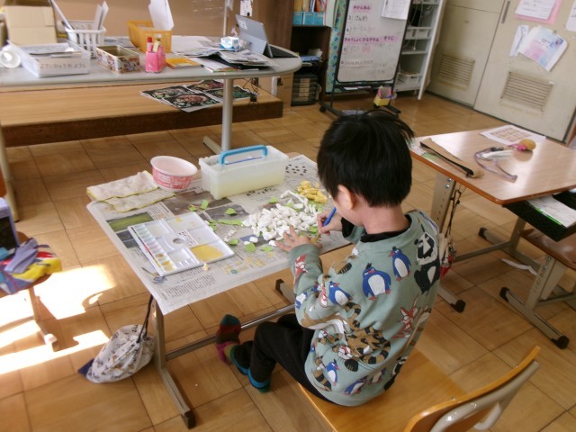 粘土で形を作っています。