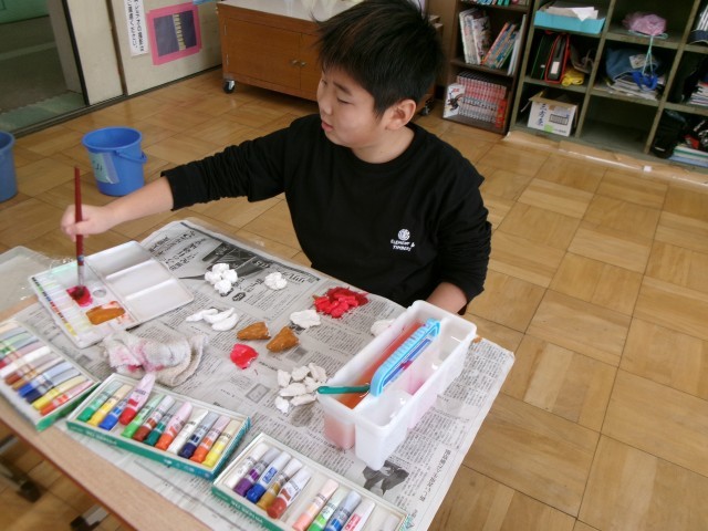 粘土に丁寧に色をぬつていました。