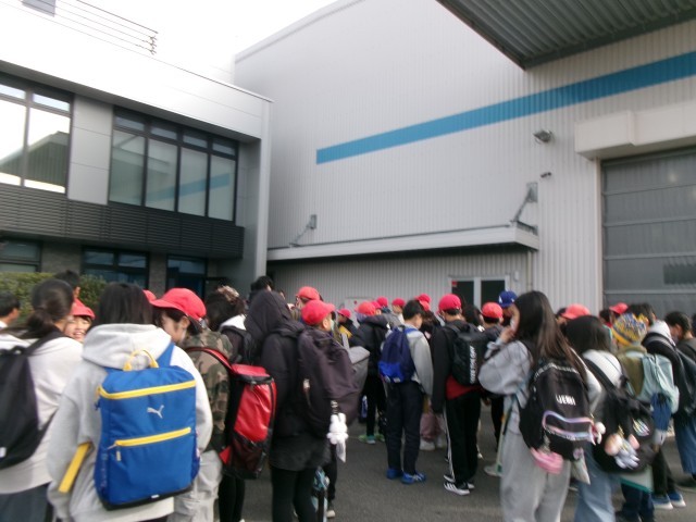 まずは長岡京市の金属加工工場に到着です。