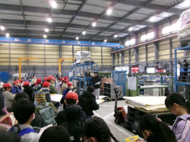 沢山の機械を使い仕事をしておられるじゅうぎょういんの方の働く姿にびっくり！かっこいいなぁ～