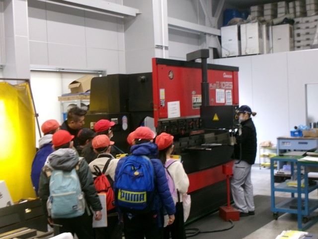 一瞬で大きな鉄の板が曲げられる機械を見せていただきまたまたびっくり！