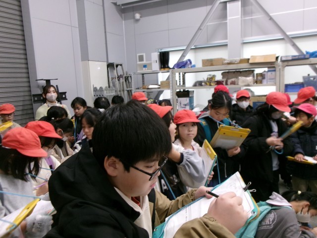 いとことも聞き逃さない！熱心にメモを取っていました。