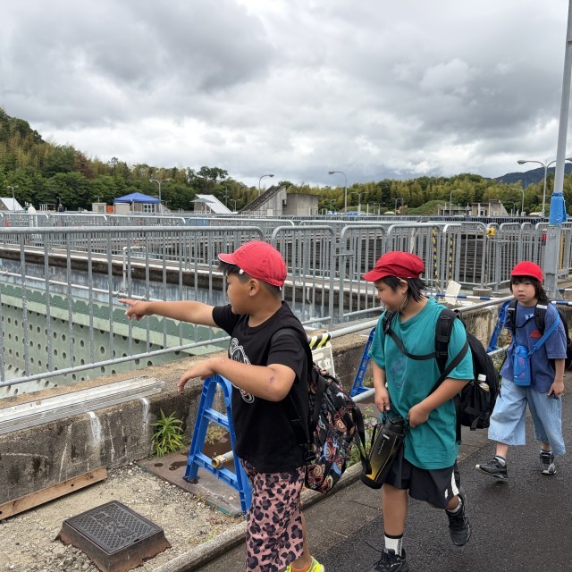 施設の大きさに驚いています。