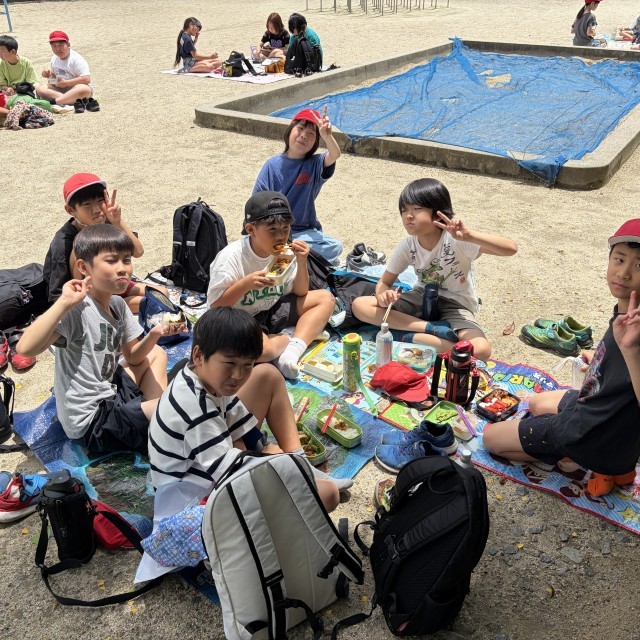公園でお弁当を食べました。