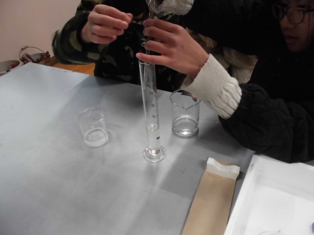 ５０ｍLをメスシリンダーで量る