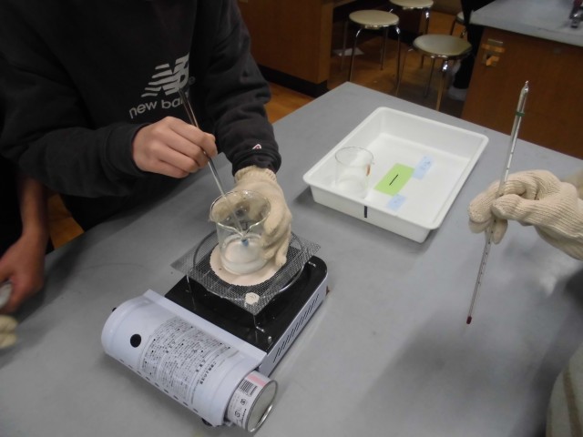 温度を測りながらかき混ぜる