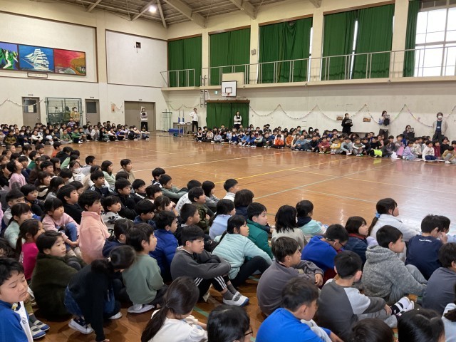 6年生の歌を聴いてます