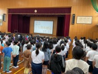 校歌を歌う様子