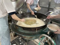 3人の調理員さんが全校350人分のだんごを作りました。
