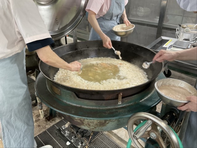 3人の調理員さんが全校350人分のだんごを作りました。