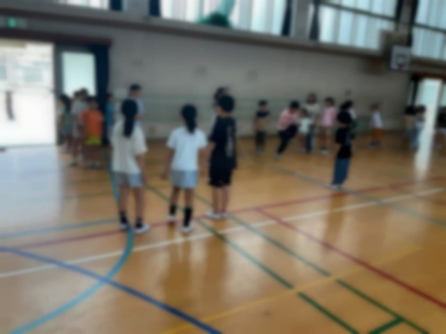 体育館は大縄跳び