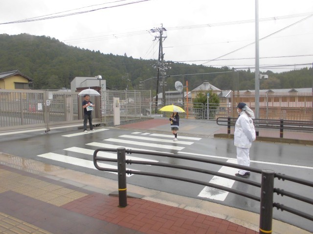 傘をさして横断する練習