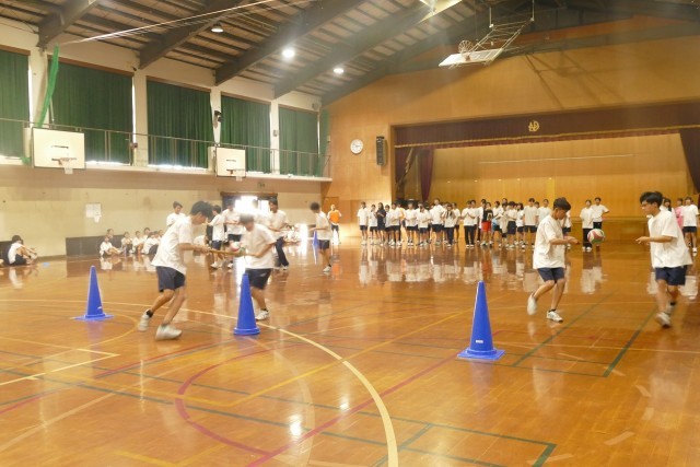 ボール運びリレーのようす