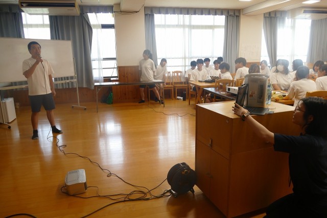 本会場から各教室へ配信しています。