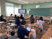 端末を使用しCBT方式のテストを体験する生徒たちの様子