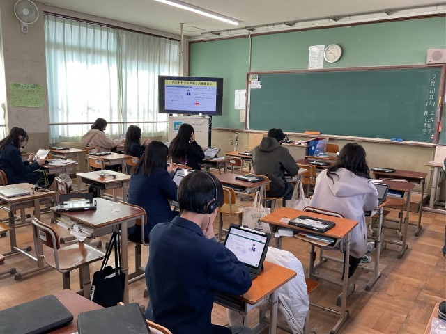 端末を使用しCBT方式のテストを体験する生徒たちの様子