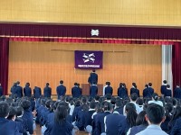 委員会ごとに代表が認証状を受け取る