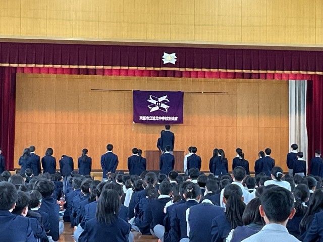 委員会ごとに代表が認証状を受け取る