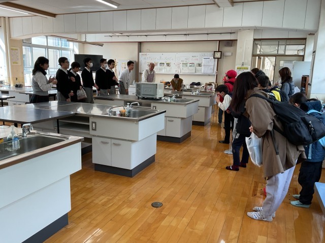 終わりのあいさつの様子