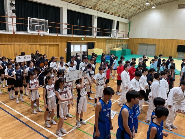 激励会入場前の待機