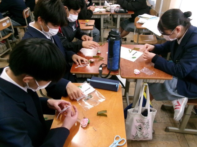 クラスでコサージュを作っている様子