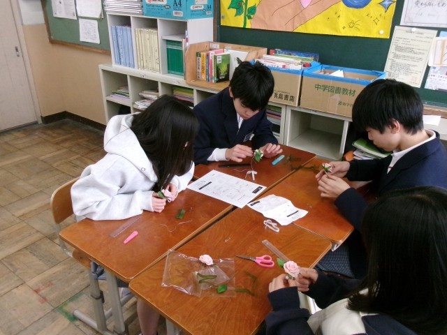 コサージュを完成させている様子