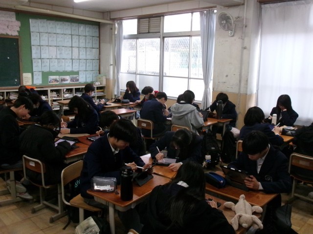 グループでアイデアを共有する様子