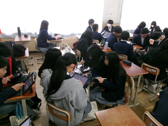 グループで内容を深めるよう様子