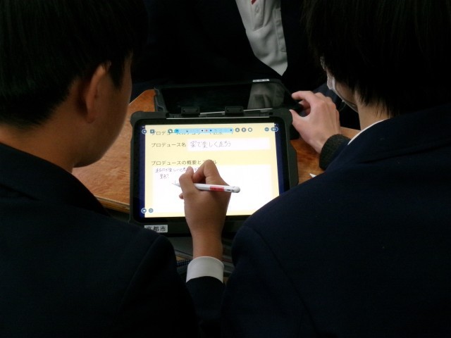 ペアになってロイロノートのカードにアイデアを書く様子